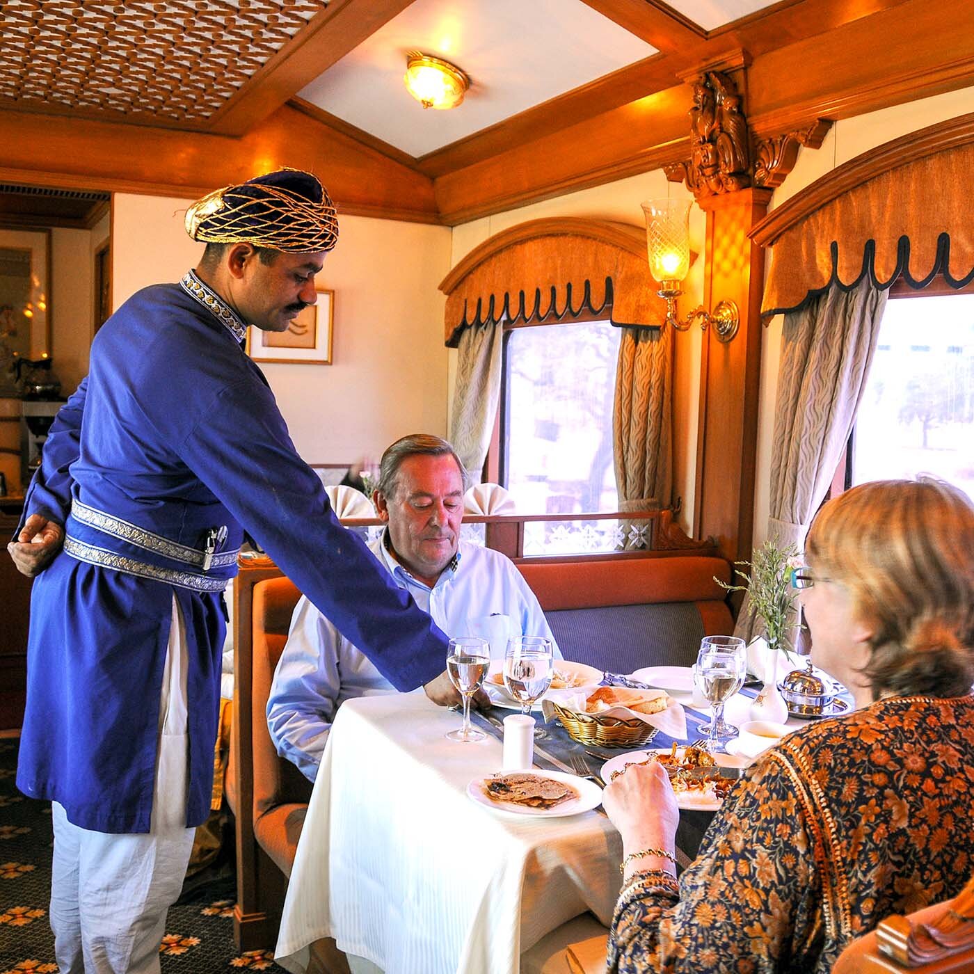 luxury-trains-deccan-odyssey-dining