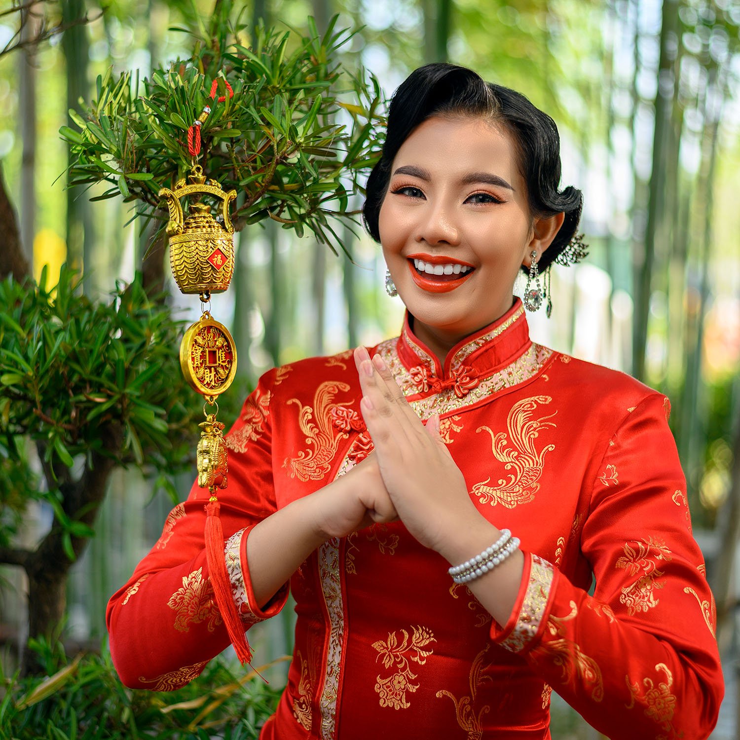asian-luck-chinese-woman-in-new-year-clothes